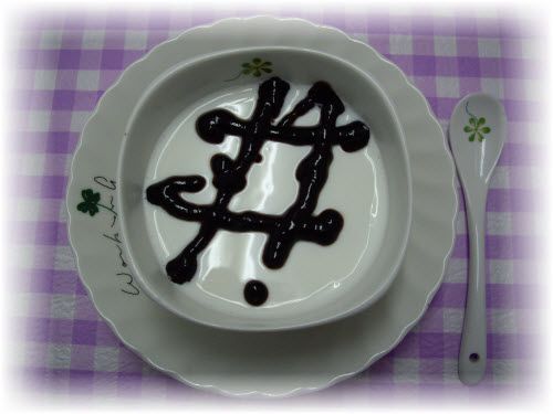 在優格上淋上桑葚果醬，發揮一點創意，就成了一幅優格油畫，當作早餐或下午茶都是很棒的~