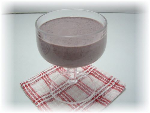 第二種吃法，將桑葚果醬與優格攪拌均勻後，漂亮的紫色優格出爐囉~