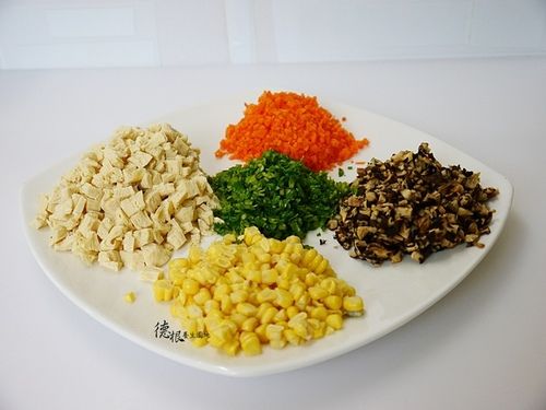 將泡軟香菇、豆包、紅蘿蔔切小丁、芹菜連葉切細段備用。