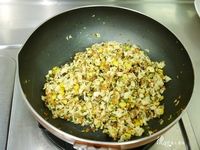 另起一油鍋放入椰子油將香菇丁、豆包、紅蘿蔔、玉米依序放入乾炒，炒約七分熟，放入調味料拌勻略炒即可起鍋。