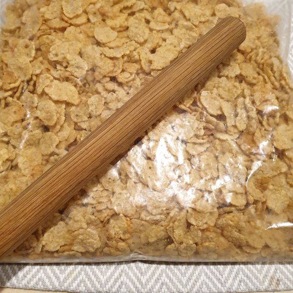 ⚠️前置作業：
① 杏仁瓦片用中小火翻炒至邊緣有些許金黃色,備用。
👉使用氣炸鍋350℉(175℃)10分鐘,五分鐘時搖一搖再繼續。
②將玉米片使用桿麵棍稍微壓碎一點，不用太碎，大概來回各1次即可。