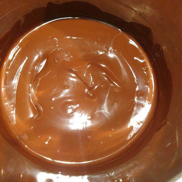 將巧克力隔水加熱至溶化。