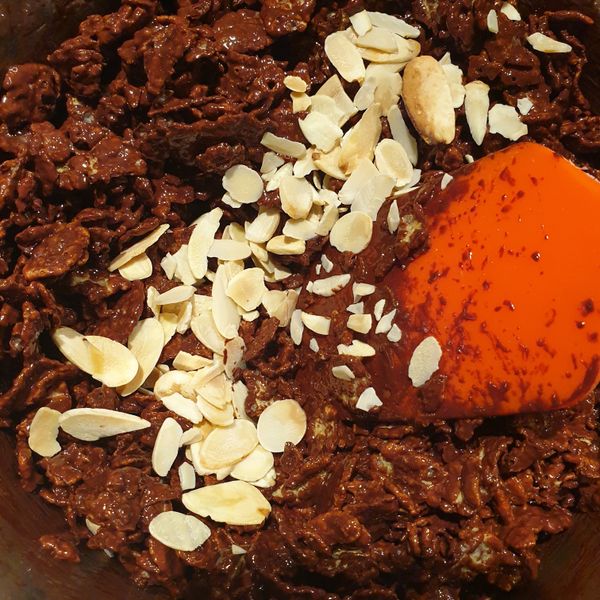 倒入玉米片和杏仁片拌勻。
👉杏仁片留幾片當裝飾用。