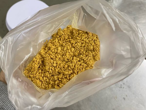 將消化餅乾放入塑膠袋用擀麵棍或是湯匙將其壓成碎片(越碎越好)