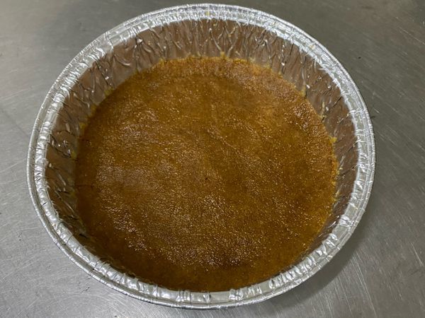 將無塩奶油隔水加熱(亦可用微波爐)融化成液狀，接著將其與步驟1的消化餅均勻混合，用按壓的方式舖放於模具下面，做蛋糕的基底