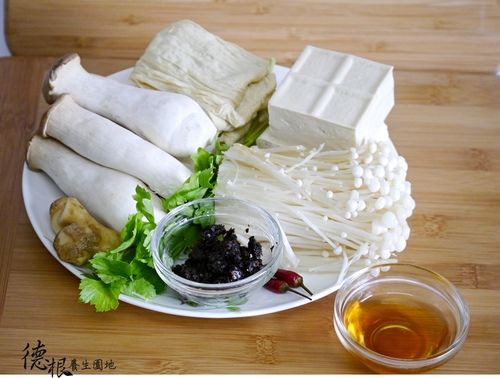 所有材料洗淨，杏包菇用手撥成4條，再切成3段，豆包對角切成2片〈三角形〉豆腐切成6塊、薑、辣椒切細絲、芹菜切小段