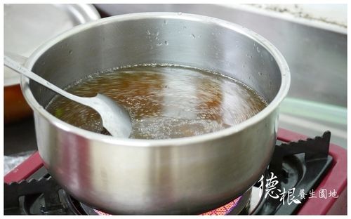 豆鼓加適量的水煮滾，拌均備用