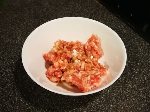 肉碎用醃料醃至少15分鐘。