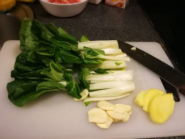 白菜洗淨切半，薑和蒜頭切片備用。