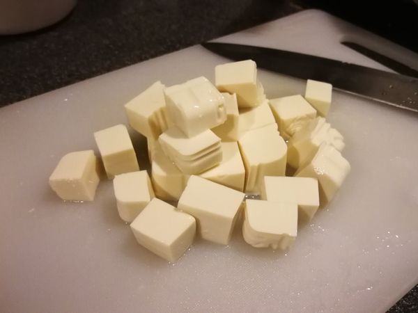 豆腐切粒備用。