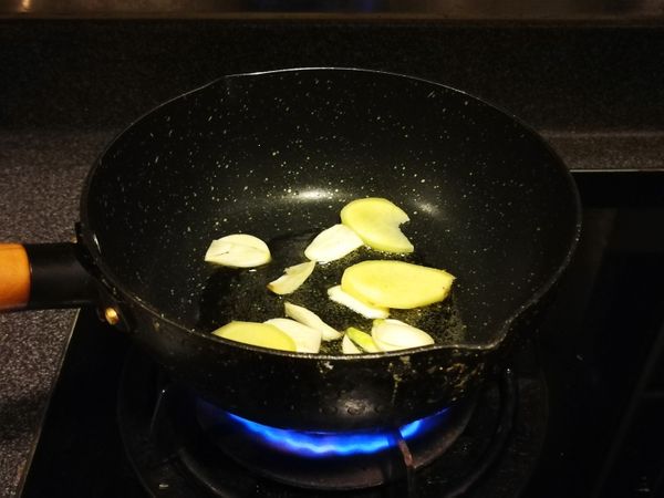 熱油先炒薑片和蒜片。