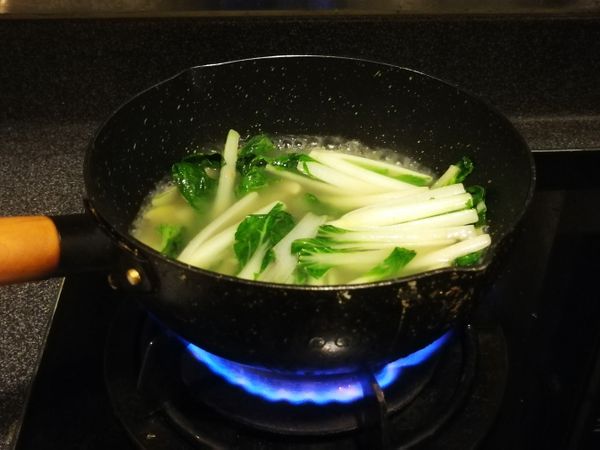 加入雞湯和適量清水，蓋上煲蓋煮滾。