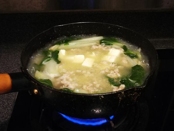 再加入豆腐粒和肉碎煮約8分鐘。