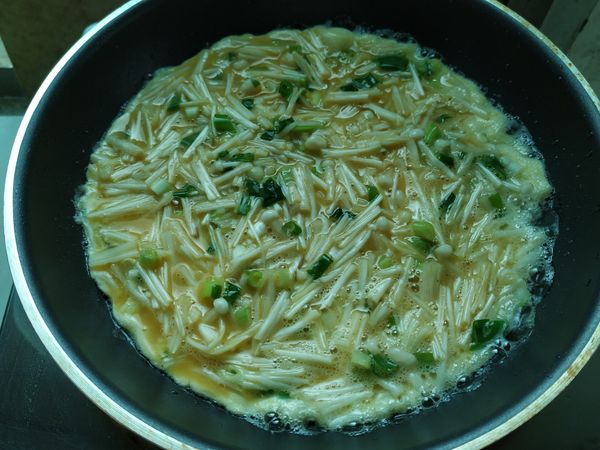 熱鍋後加點油，倒入蛋液，蓋上蓋子，小火煎一下