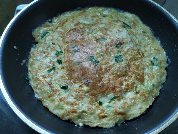 煎一下後，晃動一下鍋子，翻看一下底部，恰恰即可翻面