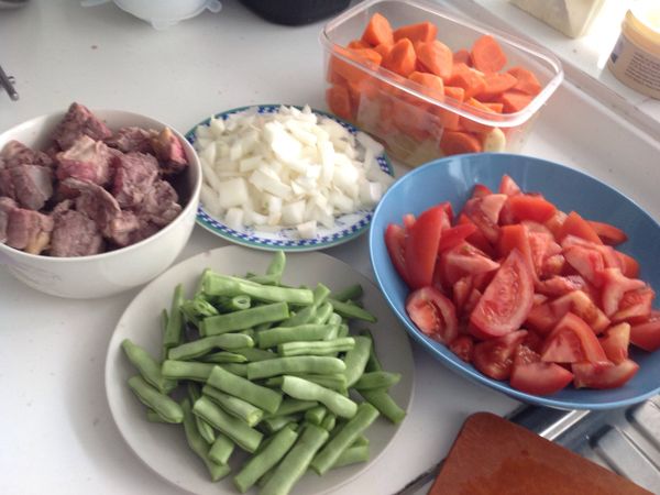 蕃茄，紅蘿蔔及馬鈴薯切塊，洋蔥切丁，四季豆切段，牛肋條滾水川燙切塊。