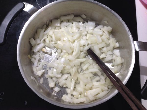 鍋內倒入一些油倒入洋蔥拌炒