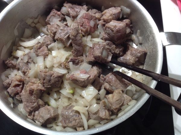 洋蔥炒至半透明加入牛肉拌炒