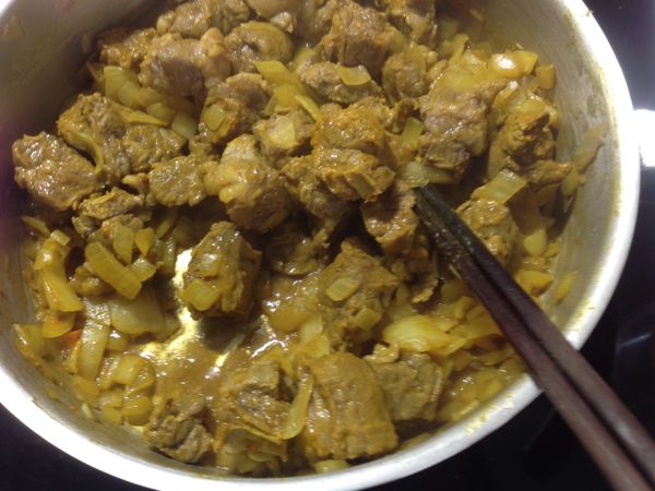 加入一匙薑黃粉及二大匙咖哩粉拌炒到洋蔥及牛肉都包裏上這二種香料。