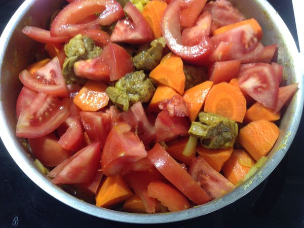 加入紅蘿蔔及蕃茄