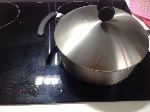 蓋上鍋蓋中火燜煮25分