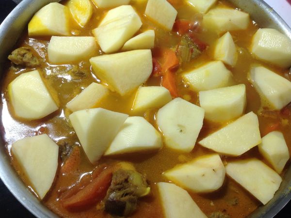 加入馬鈴薯燜煮10分鐘