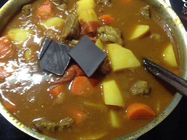 咖哩塊溶解於湯汁後再加入二片85%黑巧克力及適量的塩調整適合自己的味道。