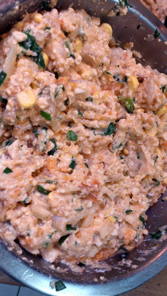 過篩麵粉，倒入和好的食材中攪拌均勻。麵粉的量可自行斟酌，只要麵糊呈現越來越難攪拌開始有結團的感覺即可。也可以先測試煎一片，只要翻面不容易散開即可。