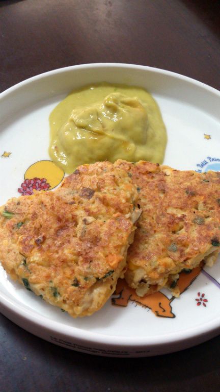 平底鍋熱一點油，用餐巾紙抹勻吸掉多餘的油。熱好後，挖一湯匙的肉糊下鍋舖平小火煎，金黃色後再翻面。肉糊厚一些的話，翻面也不容易散開。