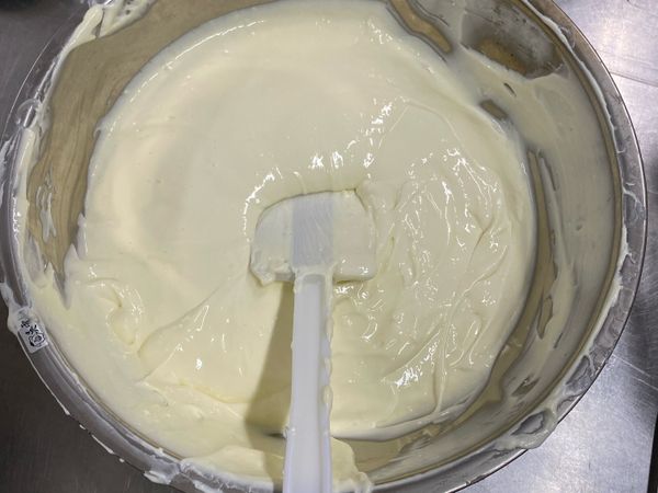 奶油乳酪置於室溫約1小時後，將其切成小塊與砂糖均勻攪拌，接著加入優格攪拌均勻、加入蛋攪拌均勻、最後加入牛奶攪拌均勻