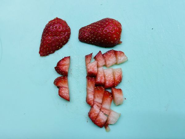 一顆草莓切如圖狀
（切3等份 左右切片 中間切塊狀）
