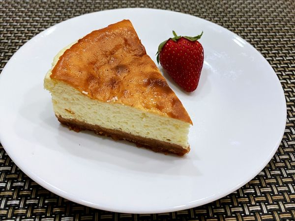 將冰過一天的蛋糕切片即可享用