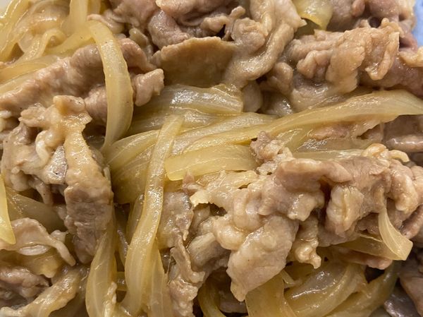 1.前一晚肉加上醬油、白胡椒粉、蒜頭醃製
2.油炒洋蔥香後加入適當水煨煮至軟
3.將醃製的肉加入適當的樹薯粉再與洋蔥拌炒，
加入大阪醬一起炒至熟完成。