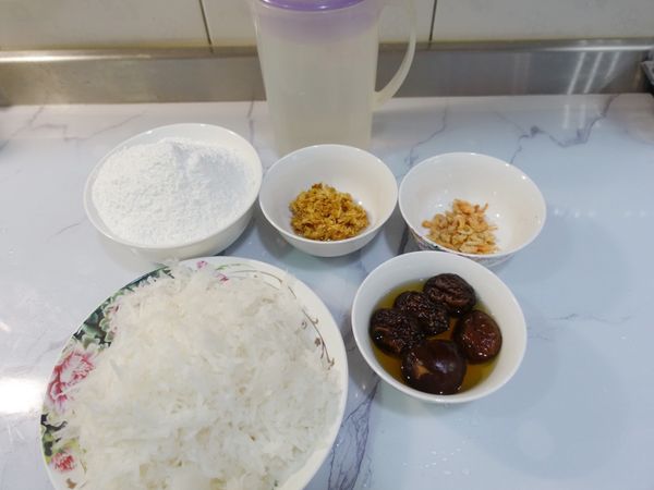 蘿蔔刨絲，香菇泡軟