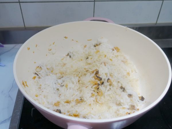 把香菇、蝦米、炒香
加入蘿蔔絲炒至透明