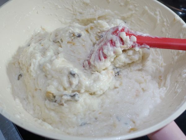 再來米粉與水混合均勻，加入炒料中
與炒料攪拌均勻，再繼續攪拌至糊狀