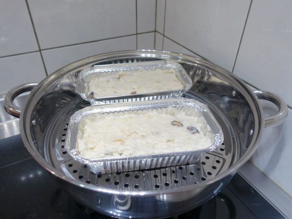 到入模具中，用飯匙抹平
電鍋蒸30分鐘