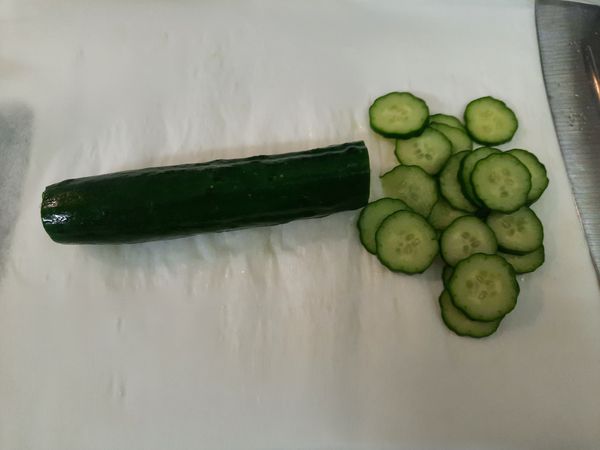 小黃瓜2支洗淨切薄片