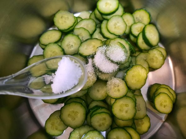 用鹽抓醃殺青15-20分鐘