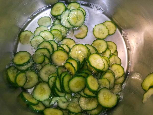 用白開水洗去殺清水跟鹽份