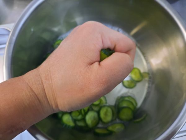 用力將水份擠乾(這樣吃起來才脆口)