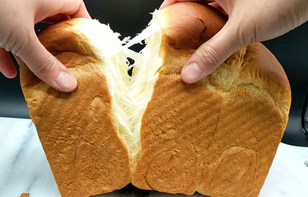 將所有材料除了奶油以為放進麵包機揉成厚膜狀態後加入奶油再揉成薄膜狀態。揉團蓋好發酵至兩倍大。