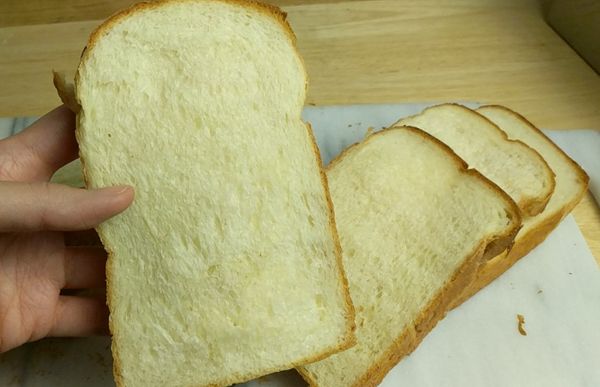 發酵好排氣分成三份。一般吐司卷法。放進吐司模具發酵至9分滿。放進預熱烤箱170℃烤40分鐘。烤好脫膜涼之室溫密封保存。