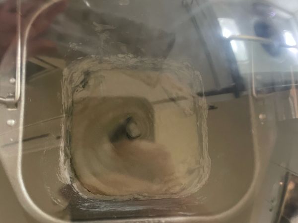 將秤好的重量加入麵包機內揉成麵團狀，如果沒有麵包機使用，也可以用手揉喔！要揉成三光，麵糰光滑、麵盆光、手也是乾淨的光！