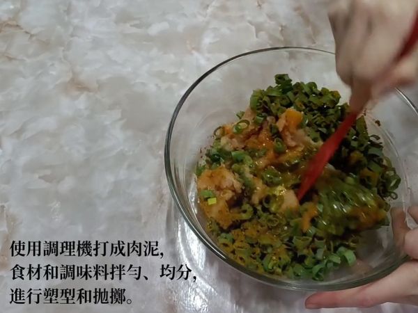 影片(建議看影片會比較清楚肉排的塑型過程):
https://www.instagram.com/p/CMMC-1Nj785/?utm_source=ig_web_copy_link
💟作法
一、﻿
取一料理盆，加入食材和調味料，攪拌均勻、呈現黏性。