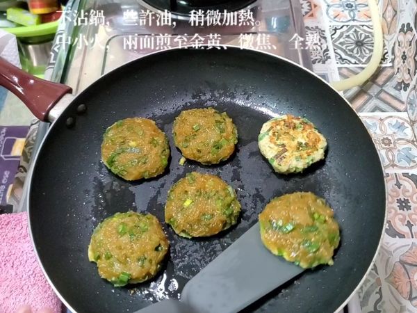 三、﻿
不沾鍋，適量油，稍微加熱，中小火，肉排煎至金黃微焦再輕輕翻面續煎至金黃微焦即完成。﻿
👉一面煎約4分鐘，如果不確定內部熟了沒，可使用筷子戳入肉排中間，停留約5秒，取出筷子用手觸摸，筷子有熱度，表示內部已熟透。﻿
👉還是不放心，蓋上鍋蓋小火煎亦可。