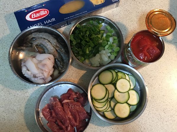 梅花肉切片，節瓜切薄圓片，青蒜切珠，蒜頭切片，透抽切圈，蝦子留頭尾，剝掉蝦身的殼。