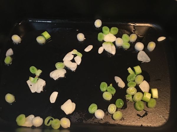 起油鍋炒香蒜白和蒜片。