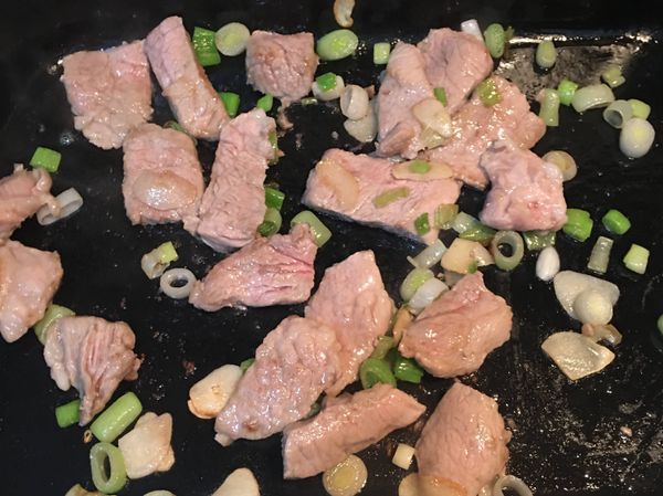 炒梅花肉片至變色。