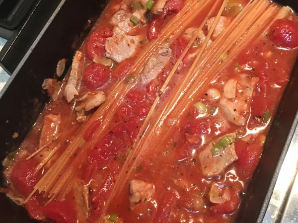 放下天使細麵，蓋鍋蓋煮，稍微撥開麵條，以免黏鍋。